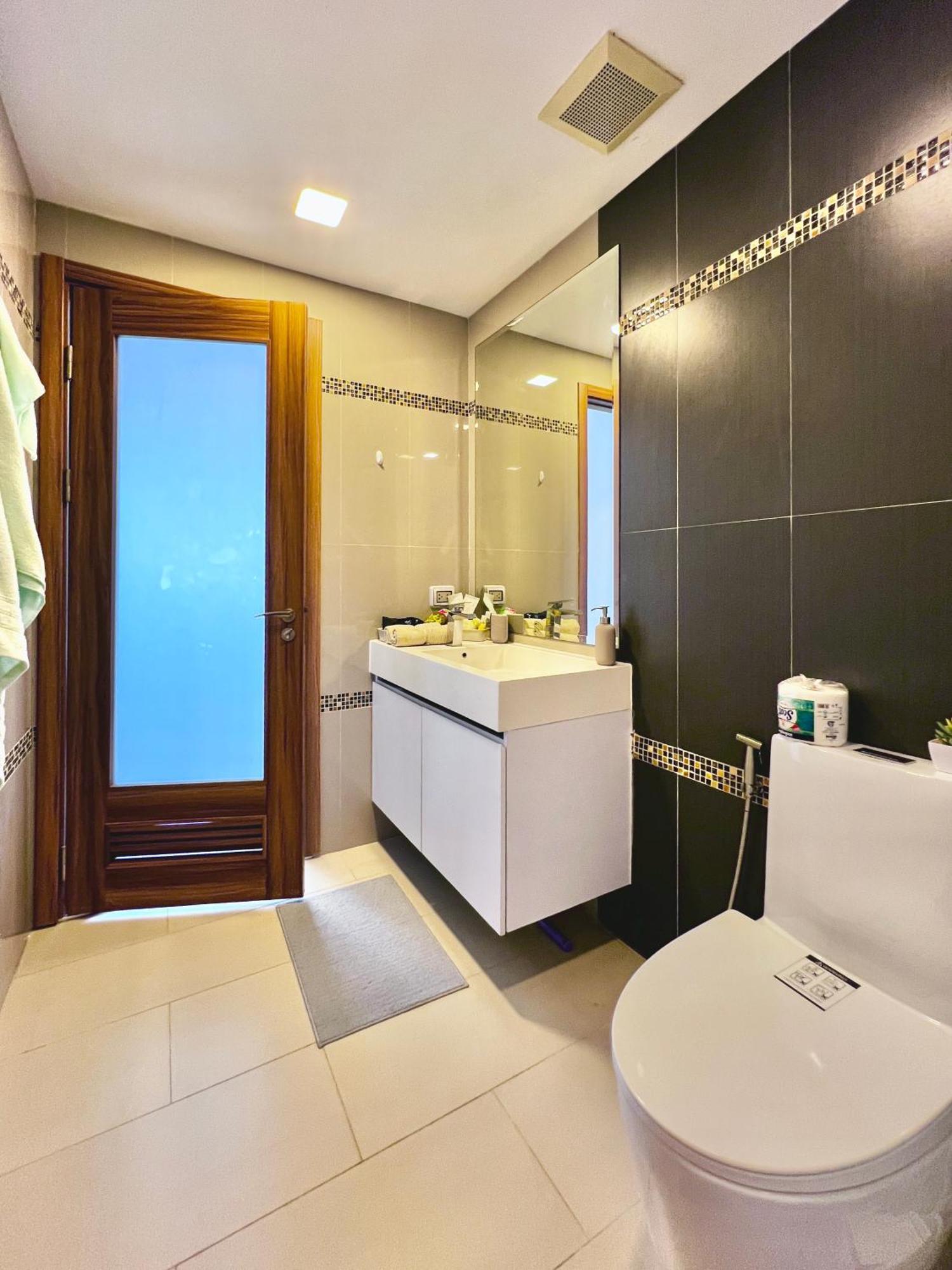 Club Royal Wongamat 1 Bedroom On The First Line Of The Sea Apartemen